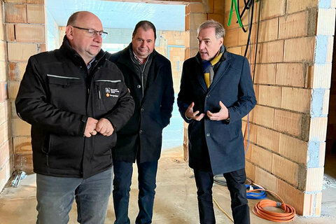 Soziallandesrat Dr. Leonhard Schneemann bei der Gleichenfeier des Pflegestützpunktes Grafenschachen,