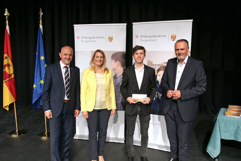 LH Hans Peter Doskozil gratulierte gemeinsam mit Bildungslandesrätin Daniela Winkler und Bildungsdirektor Heinz Zitz MaturantInnen mit ausgezeichnetem Erfolg.