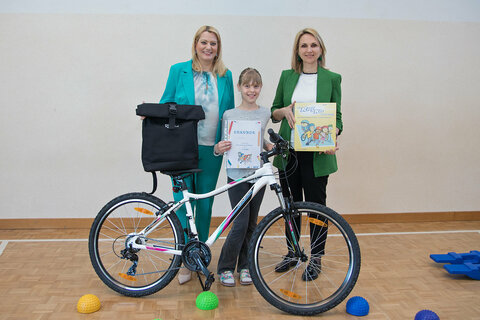Bildungslandesrätin Daniela Winkler und Sabine Kaulich vom KFV mit der stolzen Bundessiegerin des KFV-Zeichenwettbewerbs Emilia Merkatz
