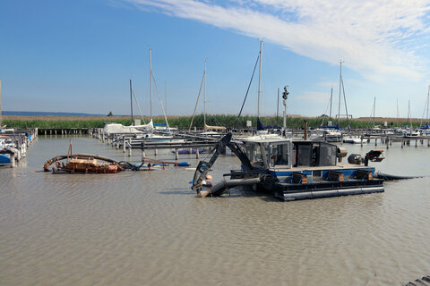 Der Bagger, mit dem der Schlamm in der Ruster Bucht abgesaugt wird