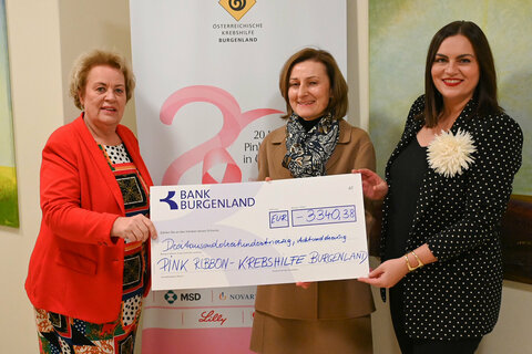 Pink Ribbon Charity-Aktion: Landtagspräsidentin Verena Dunst, Andrea Konrath, Geschäftsführerin Krebshilfe Burgenland und Landeshauptmann-Stellvertreterin Astrid Eisenkopf