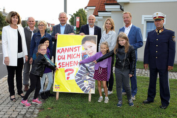 Verkehrssicherheitsreferent LH-Stv. Johann Tschürtz, DI Sabine Kaulich (KFV, 3. v. r.), Bildungsdirektor Heinz Josef Zitz (4. v. r.), Heidrun Holzkorn, Leiterin VS Loipersbach (l.), Loipersbachs Bürgermeister Mag. Erhard Aminger (4. v. l.), Vizebürgermeisterin Erna Fürst (3. v. l.), Gemeinderat Siegfried Zeltner (2. v. l.) und der Leiter der Landesverkehrsabteilung Burgenland Oberst Andreas Stipsits (r.) mit SchülerInnen der VS Loipersbach