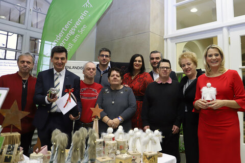 Betreuer Robert Krumpeck, Landesrat Christian Illedits, Christian Lidy-Kreiler von der Geschäftsleitung der Behindertenförderung Neusiedl am See Landesrätin Mag.a Astrid Eisenkopf, Landesrat Mag. Heinrich Dorner, Landtagspräsidentin Verena Dunst, Landesrätin Mag.a (FH) Daniela Winkler mit KlientInnen.