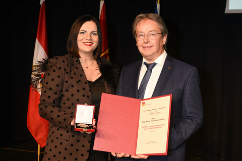 Bezirkshauptmann Mag. Werner Zechmeister wurde von Landeshauptmann-Stellvertreterin Astrid Eisenkopf mit dem Großen Goldenen Ehrenzeichen des Landes Burgenland ausgezeichnet