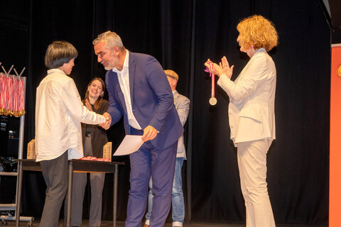 Landesrat Mag. Heinrich Dorner überreichte gemeinsam mit Mag.a Ulrike Sych, der Vorsitzenden des Bundesfachbeirates Musik der Jugend, die Preise an die Teilnehmerinnen und Teilnehmer des Tages, unter anderem an Freddie Wu, der am Klavier unglaubliche 100 Punkte und damit den Bundessieg in seiner Altersklasse erspielte.