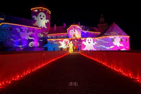 Mystische Wesen, magische Projektionen und schaurig schöne Überraschungen machen Burg Schlaining rund um Halloween zu einer faszinierenden Gruselwelt für die ganze Familie.