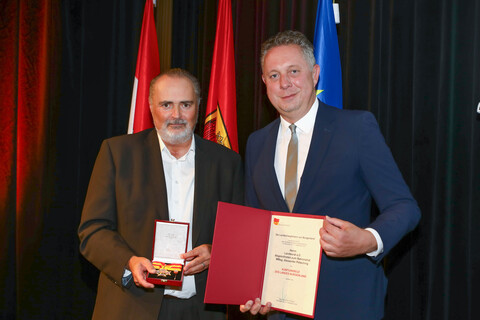 Landeshauptmann Hans Peter Doskozil übergab im festlichen Ambiente des KUZ Mattersburg die Ehrenzeichen an die ausgezeichneten Persönlichkeiten