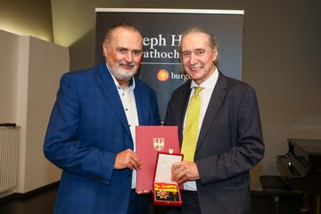 Landeshauptmann Hans Peter Doskozil überreichte Gerhard Krammer, Rektor der Joseph Haydn Privathochschule für Musik des Landes Burgenland (JHP), das Komturkreuz des Landes Burgenland