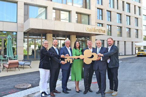 Vor dem neuen Hotel-Flaggschiff in der Landeshauptstadt: v.l. Arch. Mag.arch. Erich Bernard, CEO und Founding Partner BWM Architekten, Mag. Jürgen Narath, Leitung Esterhazy Immobilien, Bgm. LAbg. Mag. Thomas Steiner, LH-Stv.in Mag.a Astrid Eisenkopf, Markus Ernst, General Manager Hotel Galántha, DI Matthias Grün, Vorstand der Esterhazy Stiftungen, Arch. Dipl.-Ing. Karlheinz Boiger, Architekt und CEO der Hohensinn Architektur ZT GmbH