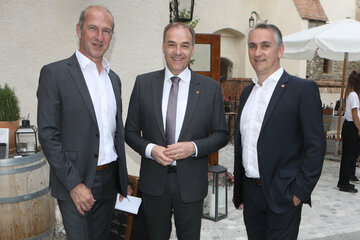 Landesrat Dr. Leonhard Schneemann (Mitte), umgarnt von Bürgermeister Mag. Markus Szelinger (r.) und Werner Glösl vom Verein Zukunft Schlaining (l.) vor der Eröffnung auf der Burg Schlaining.