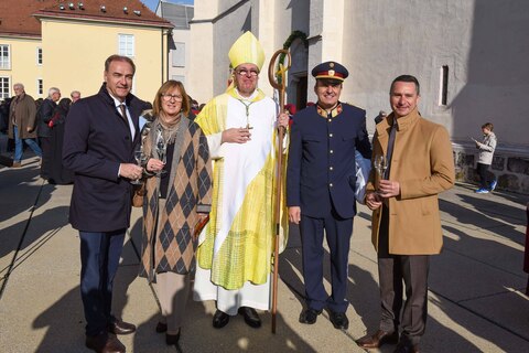 Landesrat Leonhard Schneemann mit Gattin, Diözesanbischof Ägidius Zsifkovics, Polizeiseelsorger Diakon Michael Marlovits und LAbg. Klubvorsitzender Robert Hergovich vor dem Eisenstädter Dom