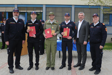 Landesfeuerwehrreferent, Landesrat Mag. Heinrich Dorner (2.v.r.) überreichte gemeinsam mit Landesfeuerwehrkommandant-Stellvertreter Martin Reidl (r.) und Landesfeuerwehrkommandant Franz Kropf (l.) die Ehrungen. Besonders stolz war man darauf, dass sich Michael Laczko (3.v.l.) den Landessieg holte.
