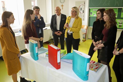 Direktor Mag. Herwig Wallner begrüßte beim Tag der offenen Tür neben Landesrätin Mag.a (FH) Daniela Winkler auch Oberwarts Bürgermeister, Landtagsabgeordneten Georg Rosner (4.v.l.).