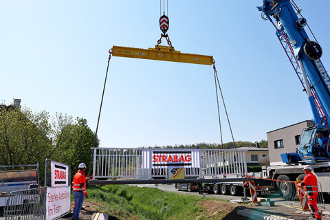 Landesrat Heinrich Dorner bei der neuen Radwegbrücke in Lutzmannsburg über den Ribicabach