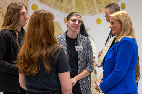 Landesrätin Daniela Winkler im Gespräch mit Jugendlichen.