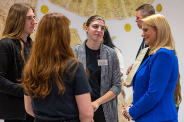Landesrätin Daniela Winkler im Gespräch mit Jugendlichen.