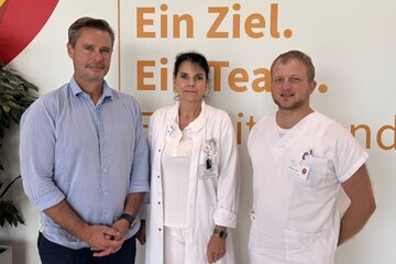 Geschäftsführer Andreas Leitner (Reduce Gesundheitsresort) mit Dr.in Veronika Matzi (Ärztliche Direktorin der Klinik Oberwart) und Dr. Engelbert Jeindl (v.l.).