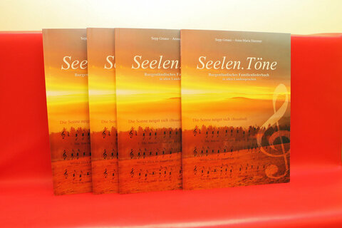 Das Burgenländische Familienliederbuch ist im Burgenländischen Volksliedwerk in Oberschützen erhältlich.