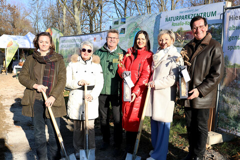 Spatenstich für das erste burgenländische Naturparkzentrum Rosalia-Kogelberg mit Astrid Eisenkopf