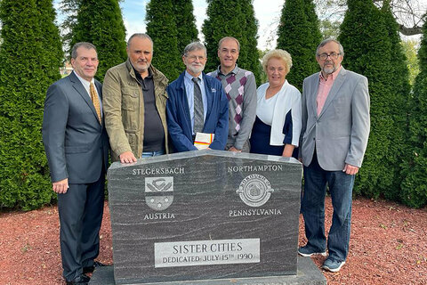 In Pennsylvania: Bürgermeister Tony Pristash, dessen Familie mütterlicherseits aus Punitz stammt, Landeshauptmann Mag. Hans Peter Doskozil, Ed Pany, Leiter des Cement Museum und Sohn eines ausgewanderten Stegerbachers, Landesrat Dr. Leonhard Schneemann  und Erwin Weinhofer, Vorstandsmitglied der burgenländischen Gemeinschaft.