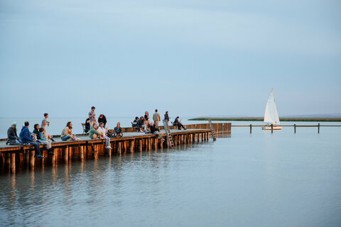 Das See Opening 2025 im Burgenland hat einmal mehr seine Bedeutung als Saisonauftakt unter Beweis gestellt. Trotz durchwachsenen Wetters am ersten Wochenende und eines verregneten Sonntags zum Abschluss genossen heuer wieder mehr als 45.000Besucher:innen das vielfältige Programm und die einzigartigen Kulissen des Neusiedler Sees und Neufelder Sees.