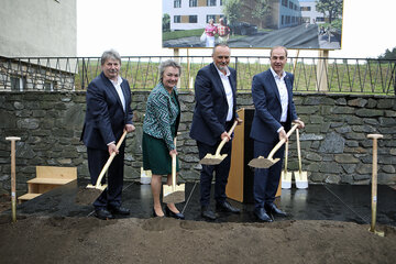Ortsvorsteher und Gemeindevorstand Wilhelm Böhm, Bürgermeisterin Renate Habetler, Landeshauptmann Hans Peter Doskozil und Landesrat Leonhard Schneemann (v.l.) beim Spatenstih des neuen Altenwohn- und Pflegeheimes in Redlschlag.