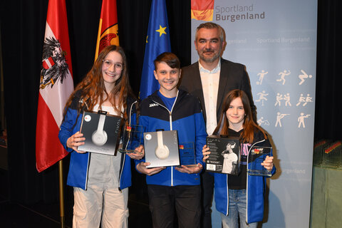 portlandesrat Heinrich Dorner mit den erfolgreichen Jiu Jitsu Nachwuchsathlet*innen Caroline Hoffmann-Thury (Staatsmeisterin Fighting U16 -44kg), Florian Gangl (Staatsmeister Fighting U14 -45kg) und Marie Stadler (Staatsmeisterin Fighting U10 -30kg)