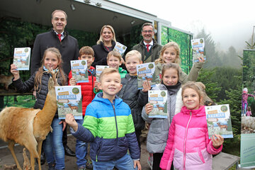 Landesrat Leonhard Schneemann und Landesrätin Daniela Winkler mit Landesjägermeister Roman Leitner und Kindern der Volksschule Marz in der Werkstatt Natur in Marz