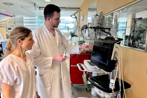 Primar Geberth mit DGKP Marika Glaser-Orban (stv. Stationsleitung der Intensivstation) in der Intensivstation.