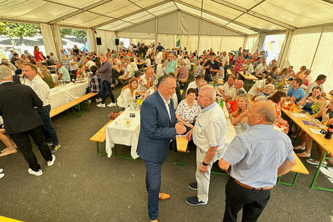 Landeshauptmann Hans Peter Doskozil besuchte die Feierlichkeiten zum Jubiläum 650 Jahre Markt Neuhodis.