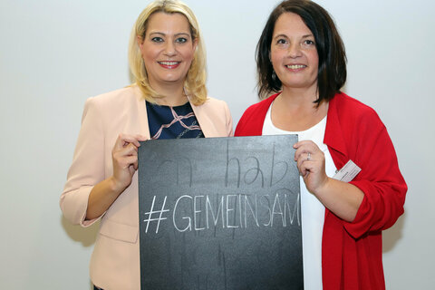 Bildungslandesrätin Daniela Winker und die Leiterin des Zentrums für Inklusion und Mehrsprachigkeit der PH Burgenland Eva Krojer bei der Open-Foto-Session