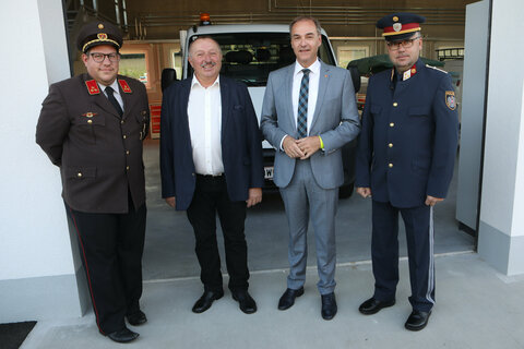Feuerwehrkommandant HBI Stefan Zettl, Bürgermeister Wilfried Bruckner, Landesrat Dr. Leonhard Schneemann und Bezirksinspektor Peter Krutzler bei der Eröffnung des neuen Bauhofes in Riedlingsdorf.