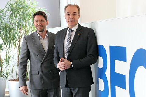 Wirtschaftslandesrat Dr. Leonhard Schneemann und Roman Bock, Geschäftsführer der BECOM Electronics GmbH.1