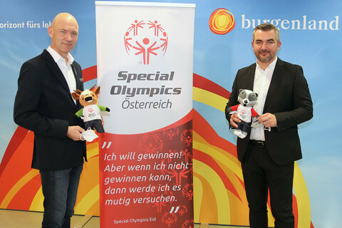 Sportlandesrat Heinrich Dorner und Jürgen Winter, Präsident Special Olympics Österreich, mit den Maskottchen der Nationalen Sommerspiele 2022 im Burgenland Sportlandesrat Heinrich Dorner und Jürgen Winter, Präsident Special Olympics Österreich, gaben Details zu den Nationalen Sommerspiele 2022 im Burgenland bekannt und unterzeichneten den entsprechenden Vertrag. Für das Maskottchen der Veranstaltung wird noch ein Name gesucht.