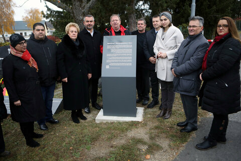 Bundesministerin Alma Zadic an der neuen Informationstafel in Lackenbach ue Informationstafel,
