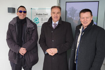 Landesrat Dr. Leonhard Schneemann (Mitte) bei der Eröffnung des Gesundheitszentrums Strem mit Dr. András Czett und Bürgermeister Bernhard Deutsch (v.l.).