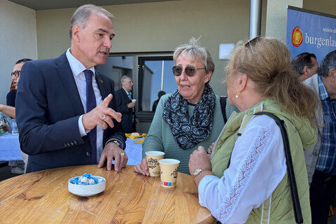 Landesrat Dr. Leonhard Schneemann bei der Eröffnung des Pflegestützpunktes Trausdorf.