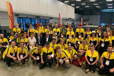 Landeshauptmann Hans Peter Doskozil mit seiner Julia (Mitte) sowie Bundespräsidentin Alexander Van der Bellen mit seiner Doris mit den Österreichischen Vertretern bei den Special Olympics im Burgenland.