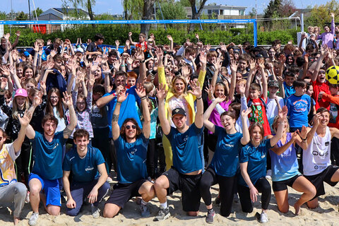 Schule am Strand mit SchülerInnen und TrainerInnen