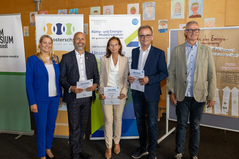 Bildungslandesrätin Daniela Winkler, Direktor Hannes Schmid (HAK Frauenkirchen), Direktorin Tanja Bayer-Felzmann (Gymnasium Neusiedl am See), Direktor Wolfgang Borbély (Klosterschule Neusiedl am See), Robert Schitzhofer (Modellregionsmanager der Klima- und Energie-Modellregion „Neusiedler See - Seewinkel“)