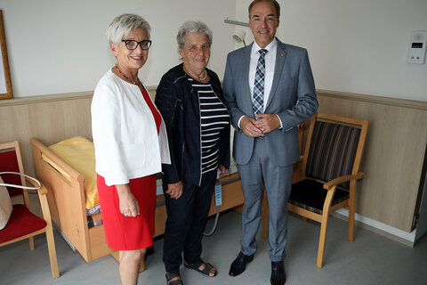 Landesrat Dr. Leonhard Schneemann (r.) besichtigte gemeinsam mit Landtagsabgeordnete Doris Prohaska und Appallonia Urban (v.l.) das erste Musterzimmer im Altenwohn- und Pflegeheim in Schandorf.