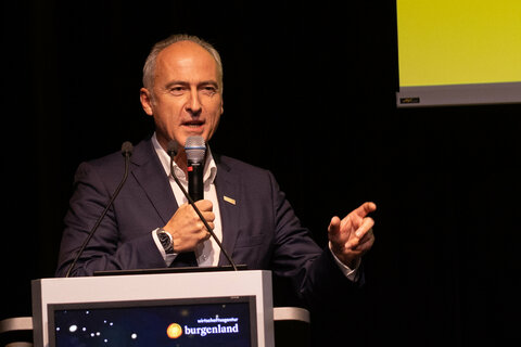 Der Geschäftsführer von Joanneum Research, DI Dr. Heinz Mayer, präsentierte die Studie „Wirtschaftliche Entwicklung des Burgenlandes in den vergangenen 30 Jahren“.