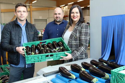 Die Veganis-Gründer Christoph Mick und Michael Pilsel mit Landeshauptmann-Stellvertreterin Mag.a Astrid Eisenkopf bei der Natural-Branding-Maschine.