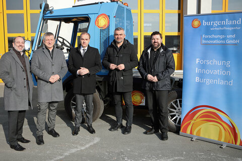 Nach der Entwicklungsfertigstellung des Fahrzeuges wird dieses auch in der Straßenmeisterei Oberwart für den laufenden Betrieb eingesetzt. Auf dem Foto: Baudirektor DI (FH) Wolfgang Heckenast (Abteilung 5, Baudirektion Land Burgenland), Gruppenvorstand der Gruppe 4 im Land Burgenland, WHR DI Josef Wagner, Landesrat Dr. Leonhard Schneemann, Landesrat Mag. Heinrich Dorner und Geschäftsführer DI Martin Zloklikovits (v.l.).