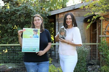 LH-Stv.in Mag.a Astrid Eisenkopf und Angela Auer aus Neufeld an der Leitha im Bezirk Eisenstadt-Umgebung, Preisträgerin in der Kategorie Privatperson aus dem Jahr 2020, die streunende, verletzte, kranke und ausgesetzte Hauskatzen versorgt und gesund pflegt. (v.l.n.r.)