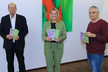 Kinder, Jugend- und Bildungslandesrätin Mag.a (FH) Daniela Winkler präsentierte gemeinsam mit Kinder- und Jugendanwalt Mag. Christian Reumann sowie Mag. Klaus Fandl, Schulpsychologe, gaben einen Überblick über die aktuelle Situation und stellen den Inhalt des Leitfadens vor