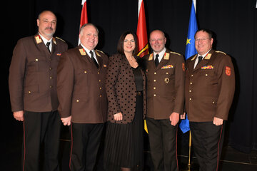 Landeshauptmann-Stellvertreterin Astrid Eisenkopf, Landesfeuerwehrkommandant LBD Ing. Franz Kropf und mit den Geehrten ABI Christian Jäger (2.v.l.), Verdienstkreuz der Landes Burgenland, und Günter Prünner, (4.v.l.) Silbernes Ehrenzeichen des Landes Burgenland
