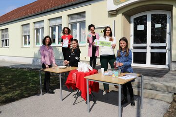 LH-Stv. Astrid Eisenkopf ließ sich von den Schülerinnen Julia und Valerie im Beisein von Angelika Gossmann, Klinische Gesundheitspsychologin von MonA-Net, Direktorin Charlotte Toth-Kanyak und MonA-Net-Projektleiterin Isabell Semmelweis-Valenta (v.l.) Experimente vorführen.