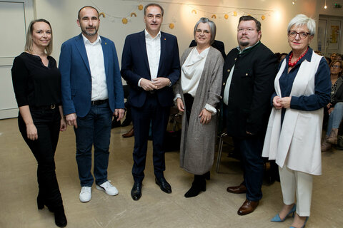 Großpetersdorfs 2. Vizebürgermeisterin Mag. Olivia Kaiser, Bürgermeister Ing. Harald Kahr, Landesrat Dr. Leonhard Schneemann, Pflege- und Sozialberaterin im Bezirk Oberwart, DGKP Manuela Prenner, Pflege- und Sozialberater im Bezirk Oberwart, DGKP Martin Jany und Landtagsabgeordnete Doris Prohaska (v.l.).