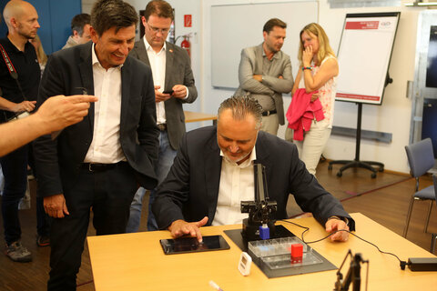 Landeshauptmann Hans Peter Doskozil versuchte sich ebenfalls bei einer Station, Landesrat Christian Illedits schaute ihm gespannt zu.